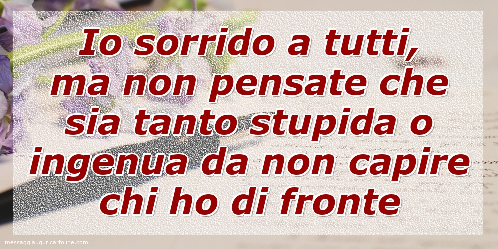 Cartoline sulla Famiglia - Io sorrido a tutti, ma non pensate che sia tanto stupida - messaggiauguricartoline.com